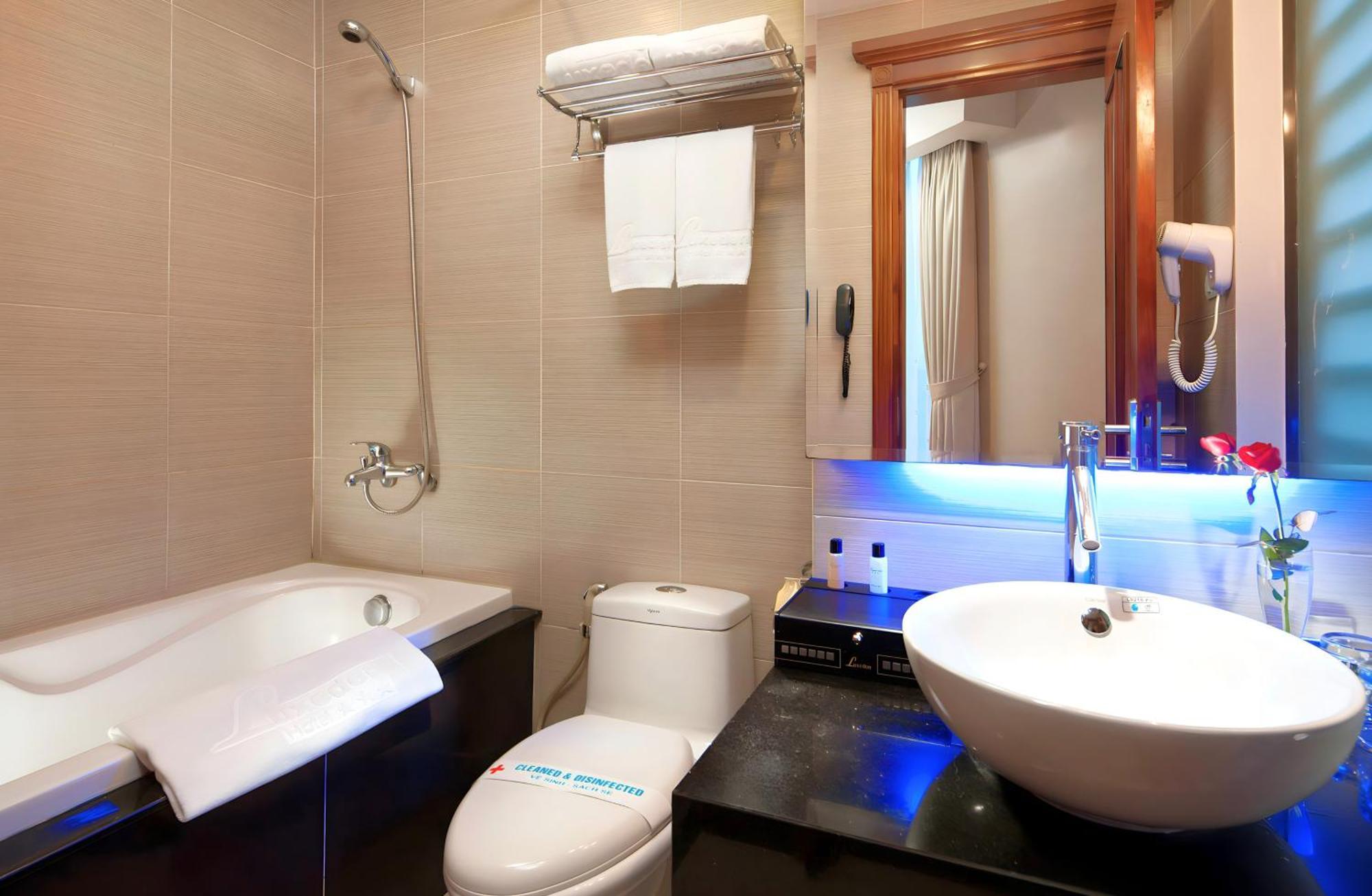 Luxeden Hotel Hanoi Buitenkant foto