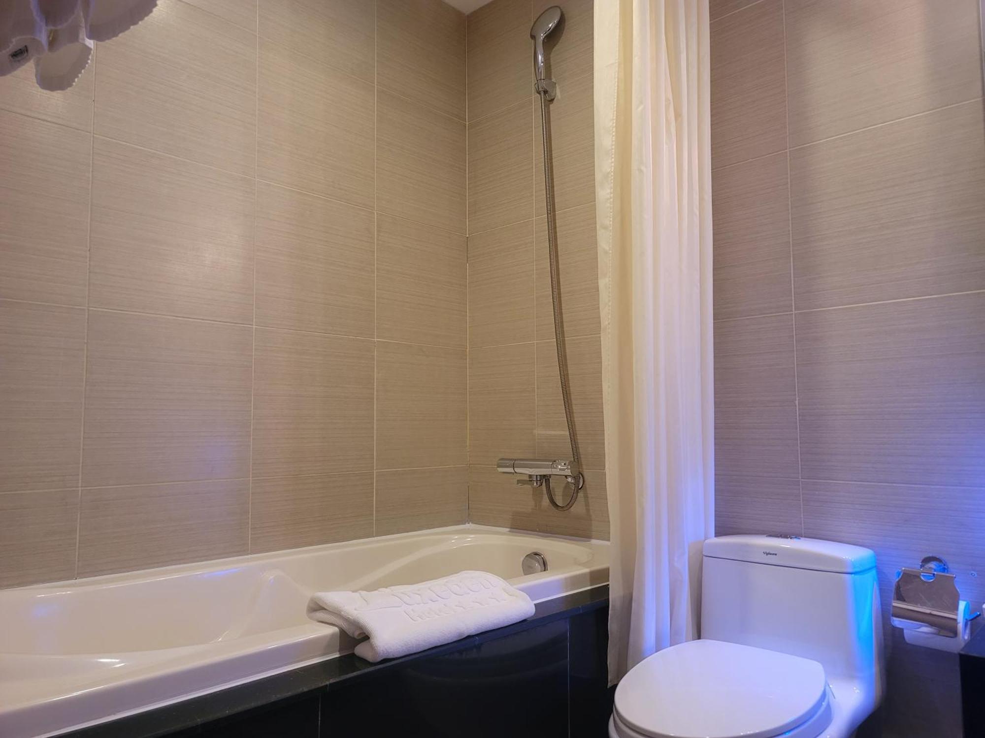 Luxeden Hotel Hanoi Buitenkant foto
