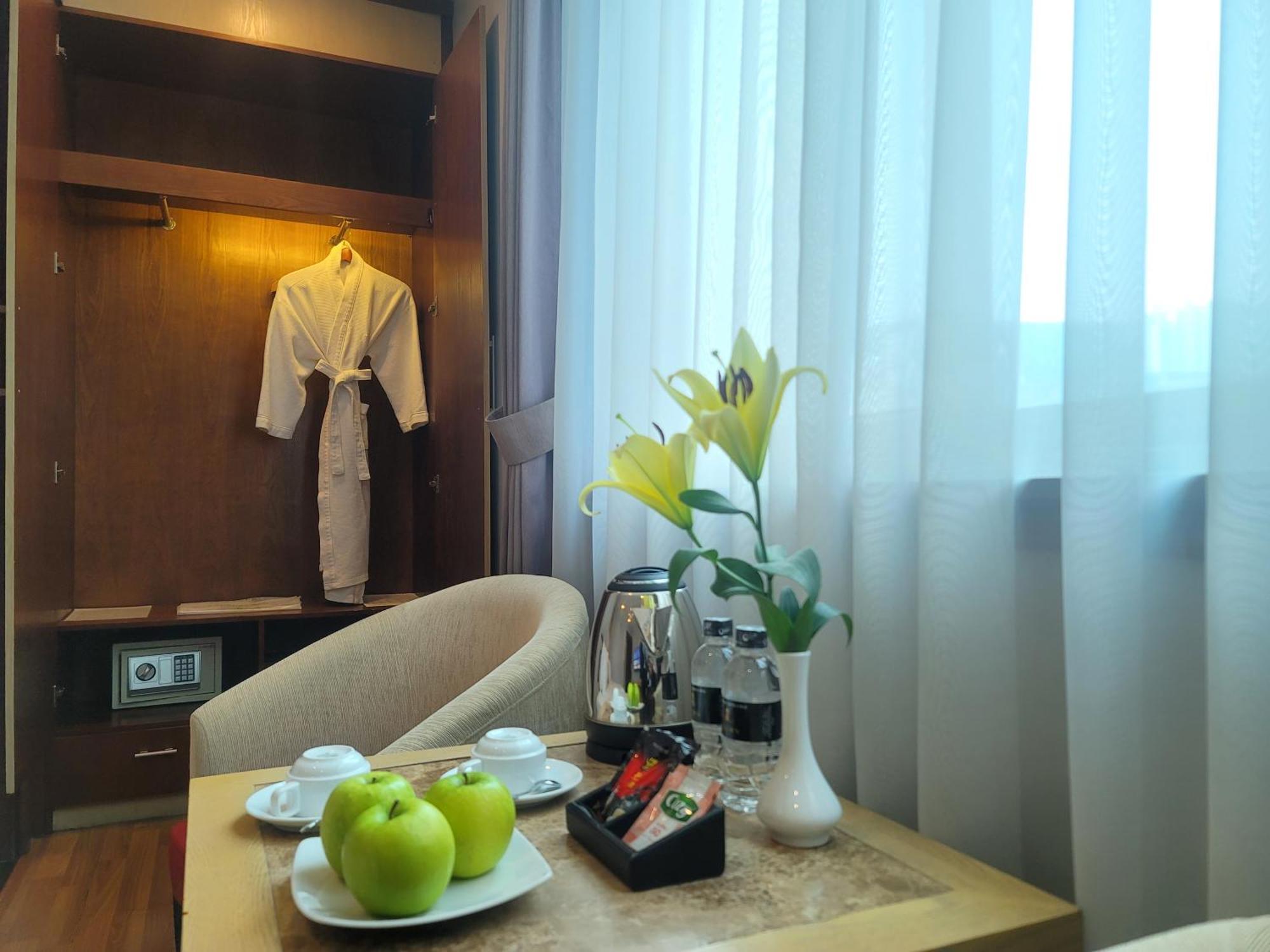 Luxeden Hotel Hanoi Buitenkant foto