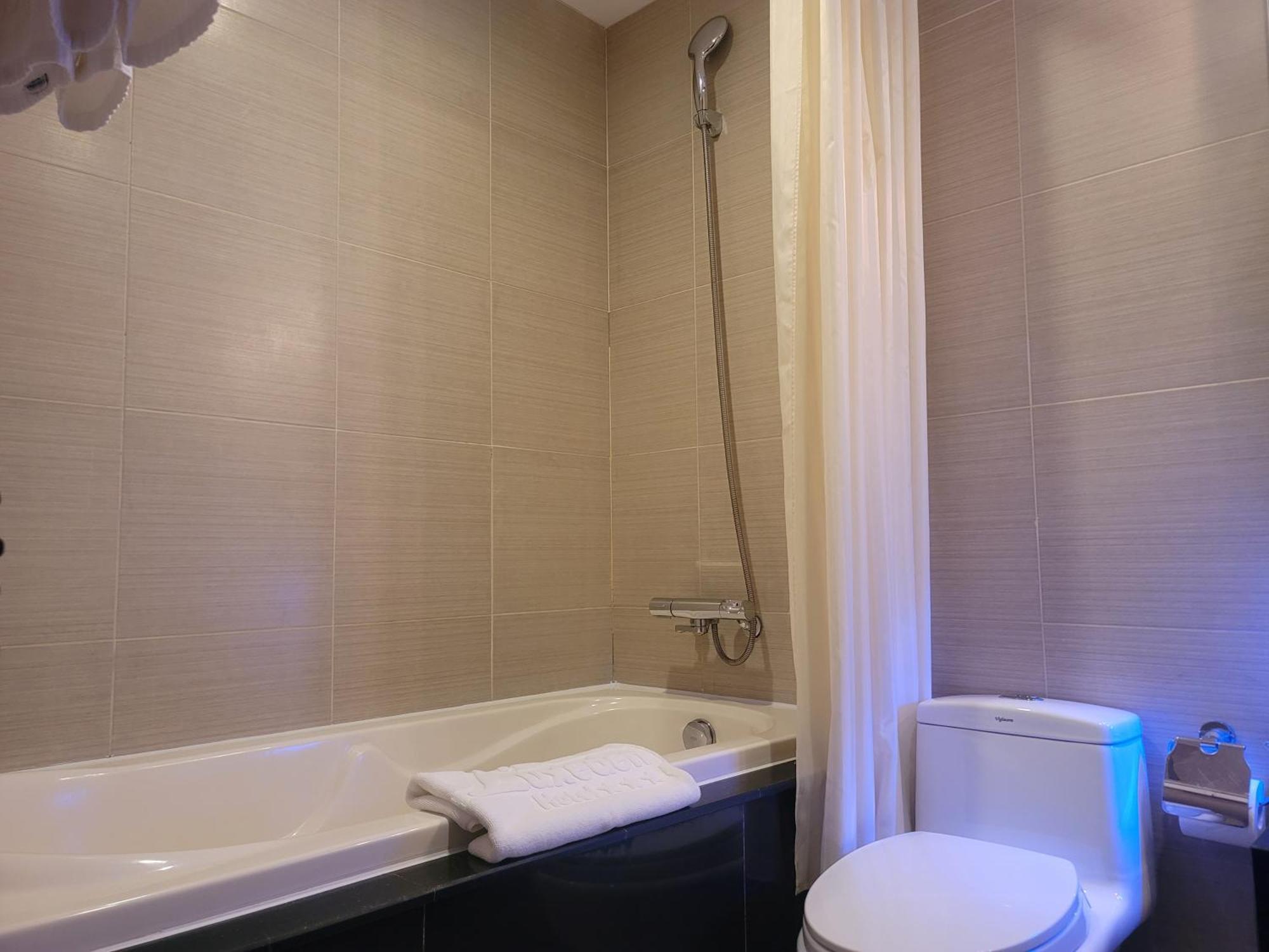 Luxeden Hotel Hanoi Buitenkant foto