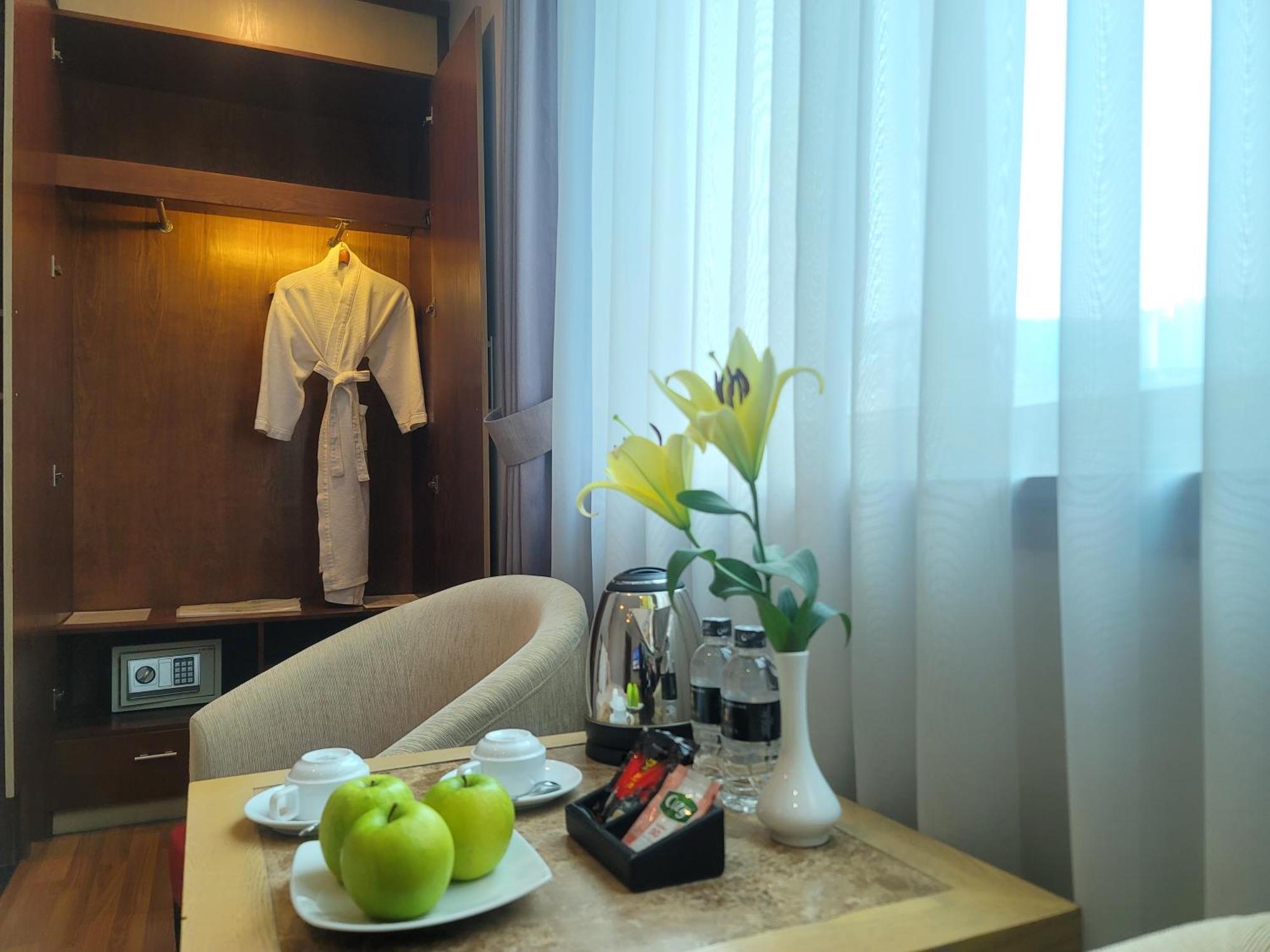 Luxeden Hotel Hanoi Buitenkant foto