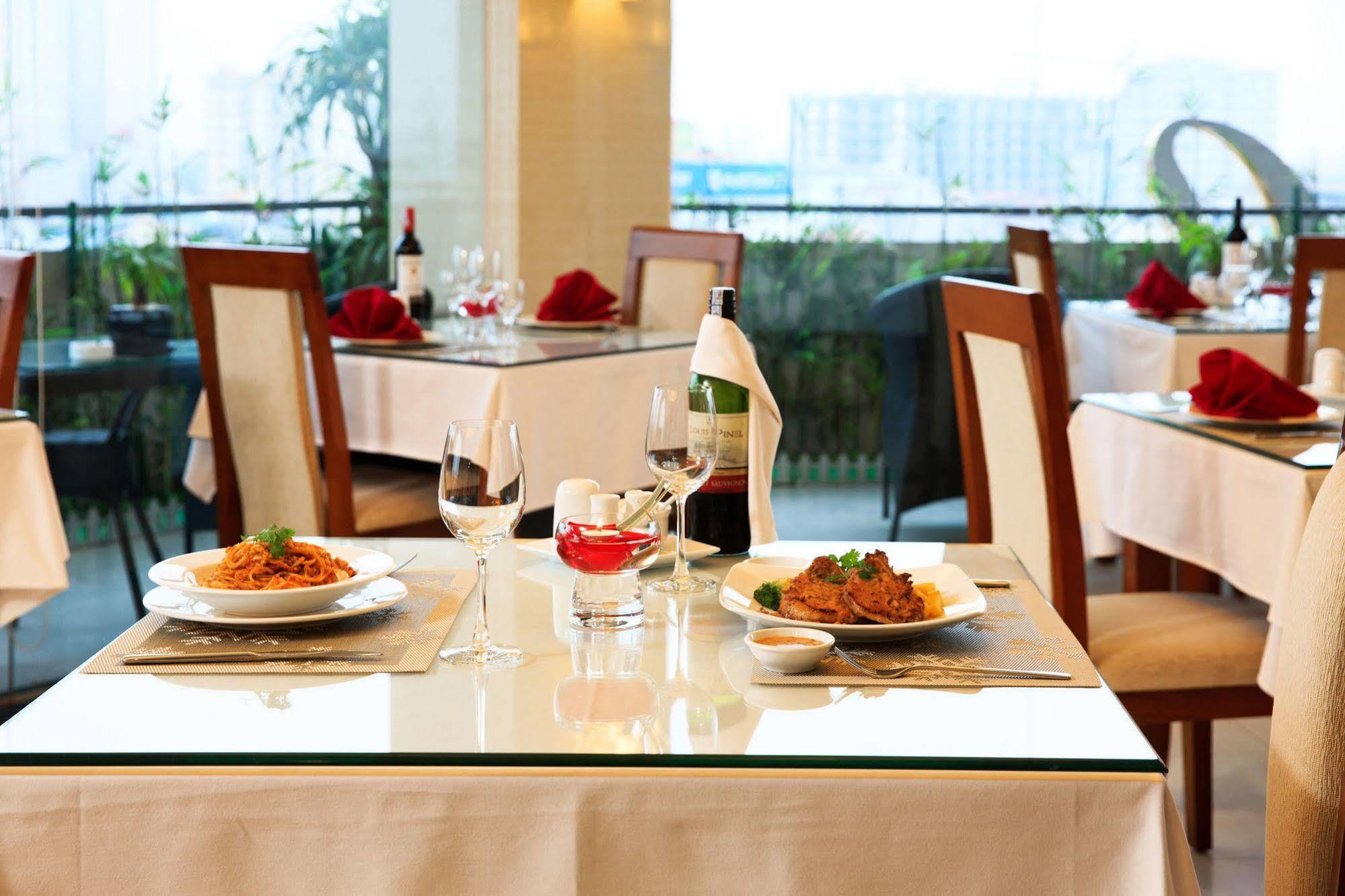 Luxeden Hotel Hanoi Buitenkant foto