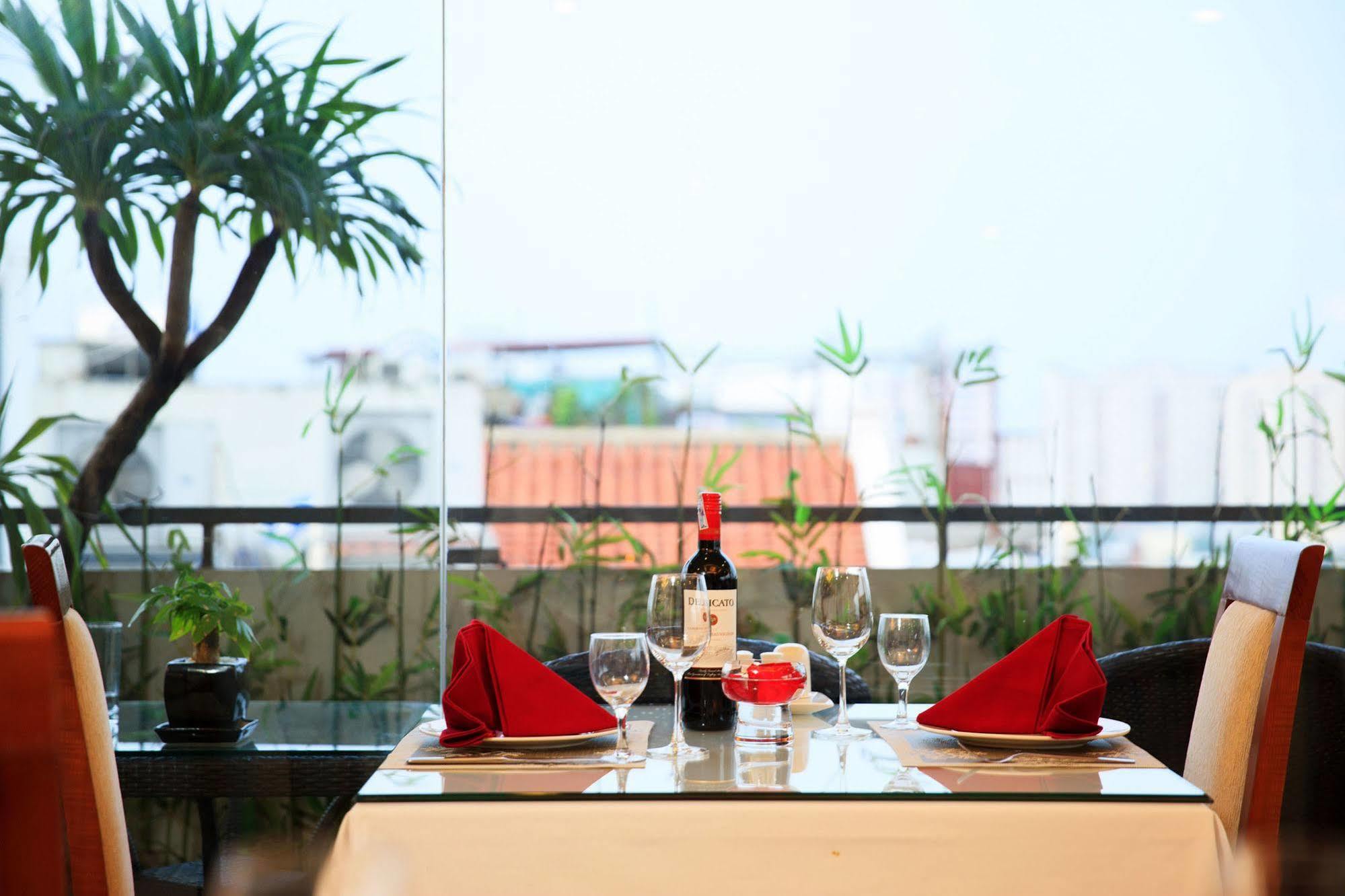 Luxeden Hotel Hanoi Buitenkant foto