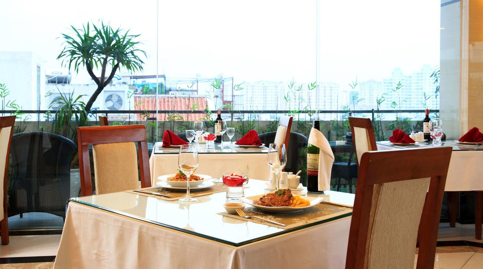 Luxeden Hotel Hanoi Buitenkant foto