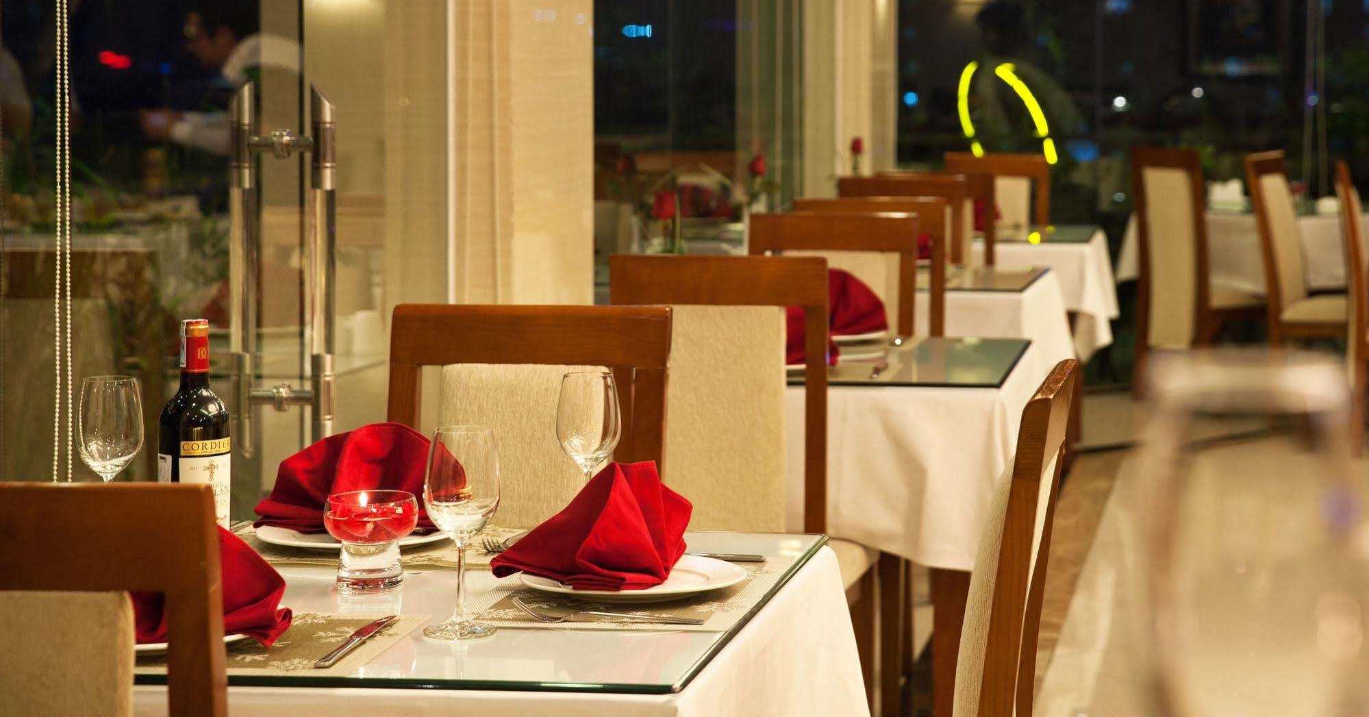 Luxeden Hotel Hanoi Buitenkant foto